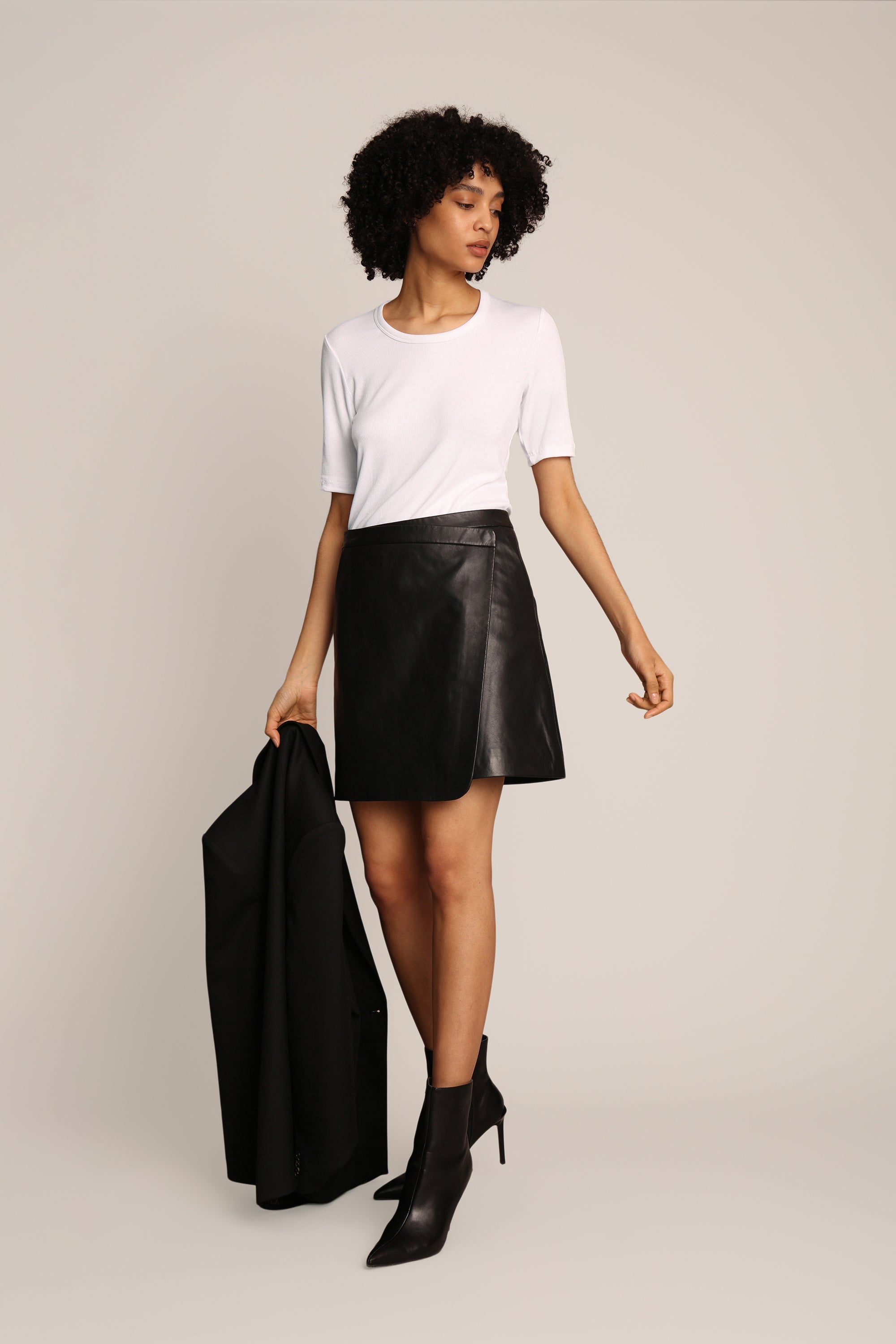 MUTULA - WHITE
