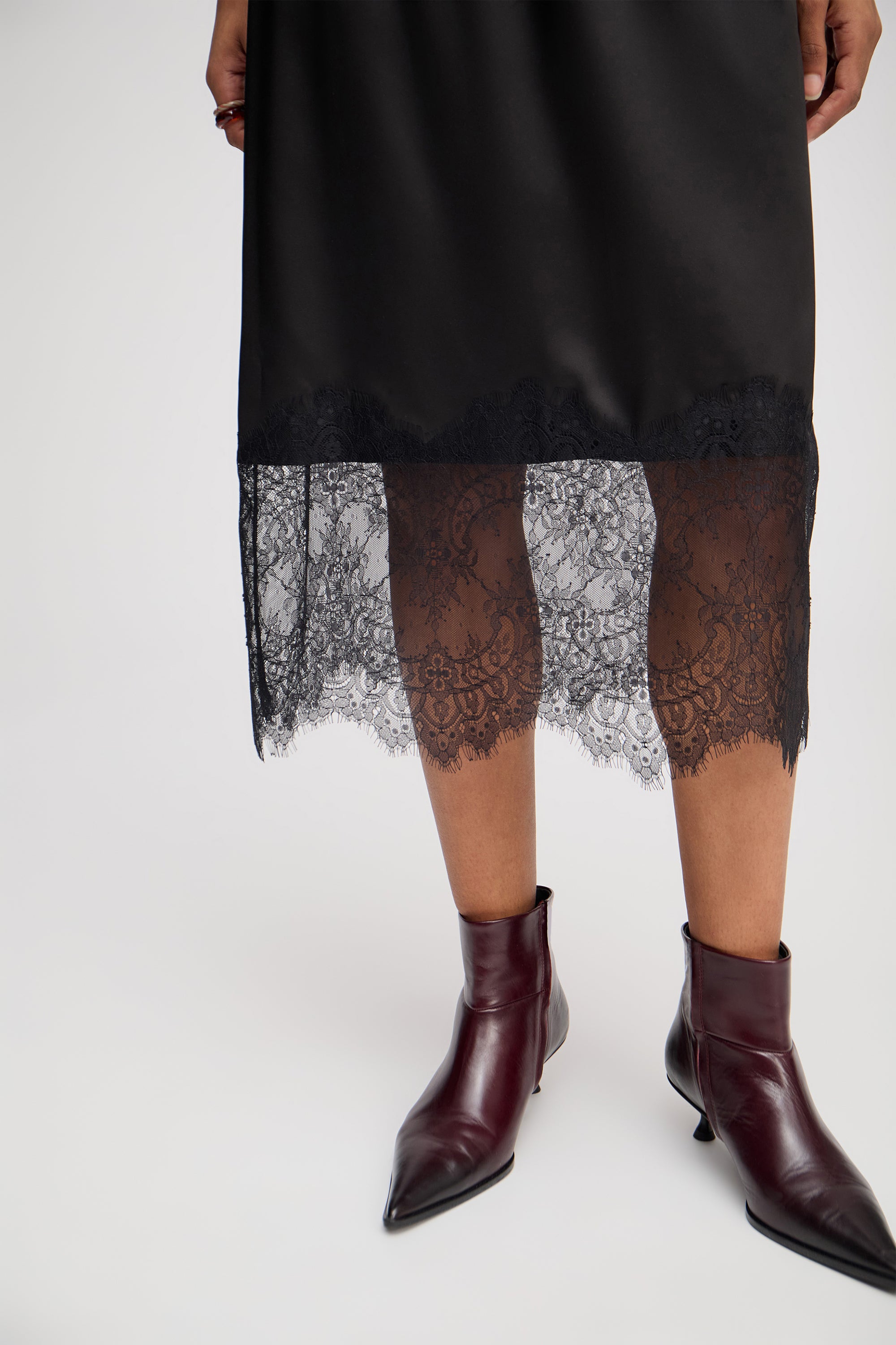 LATOSHA SLIP - BLACK